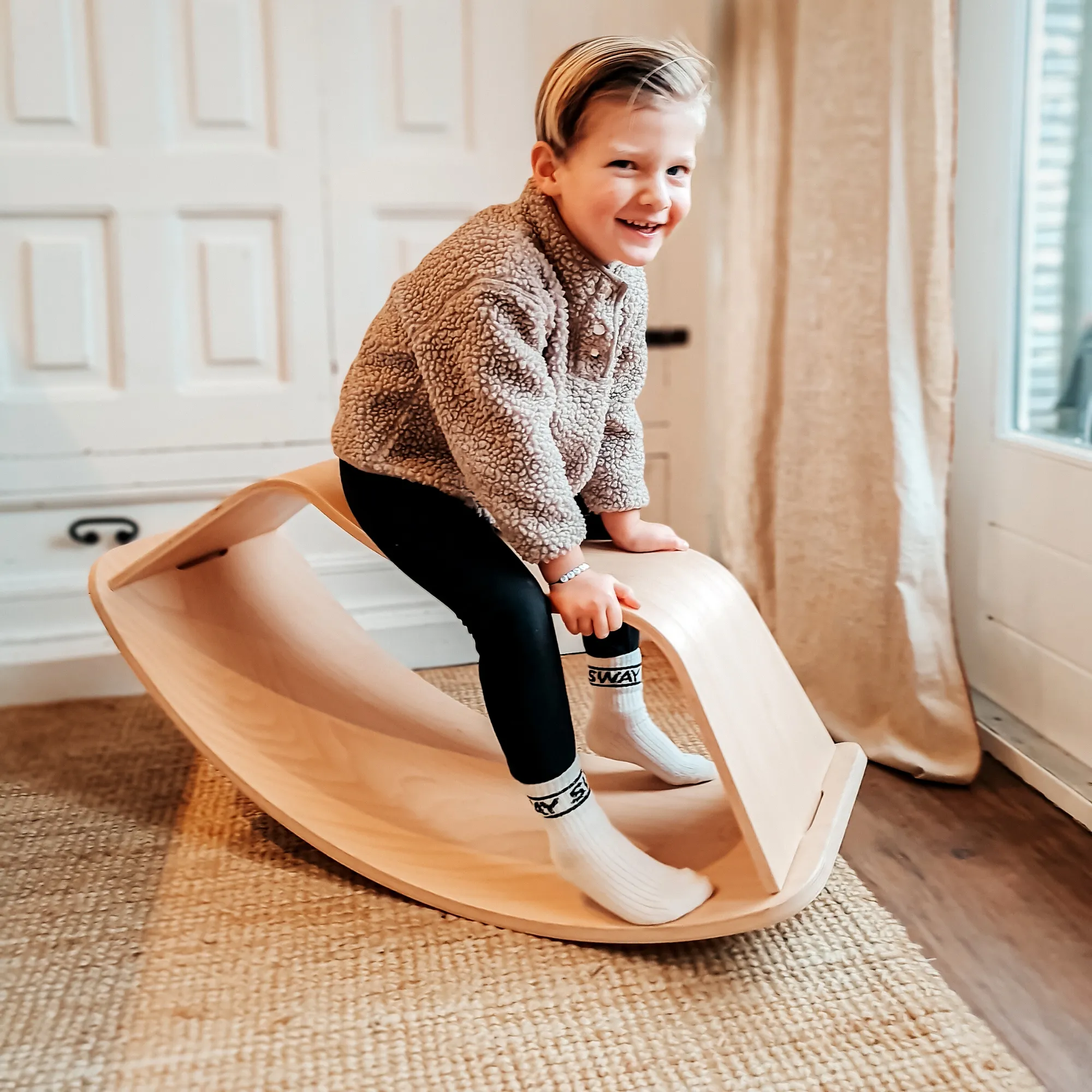 Schaukelhocker aus Buchensperrholz für Perfect Arc Balance Board, umweltfreundlich und allergenfrei, für Kinder ab 3 Jahren, max. 80 kg, CNC-geschnitten.